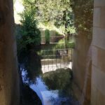 la chute du moulin visible de l'interieur par une baie vitrée