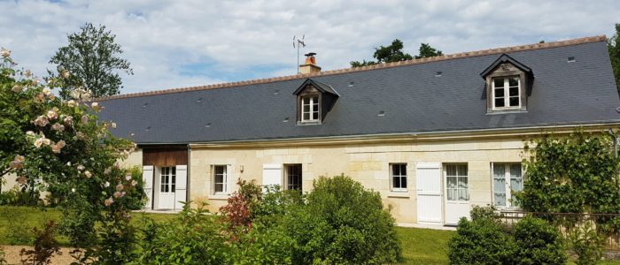 la ferme et son jardin en fleurs