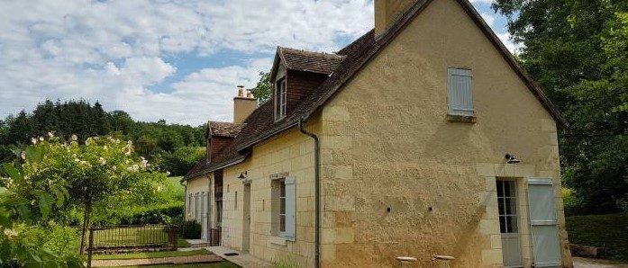 le petit banc de pierre au pignon sud du moulin