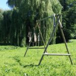 grand portique en bois avec agrès